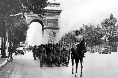 Arrivée des troupes allemandes qui défilent sur les Champs-Elysées. Source : SHD