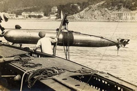 Chargement d'une torpille en mer