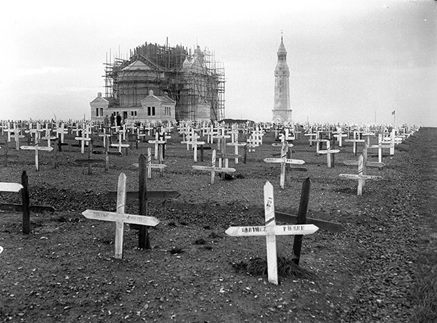 La basilique, en construction, et la tour-lanterne, au centre du cimetière de Notre-Dame-de-Lorette, 1928. © Roger-Viollet