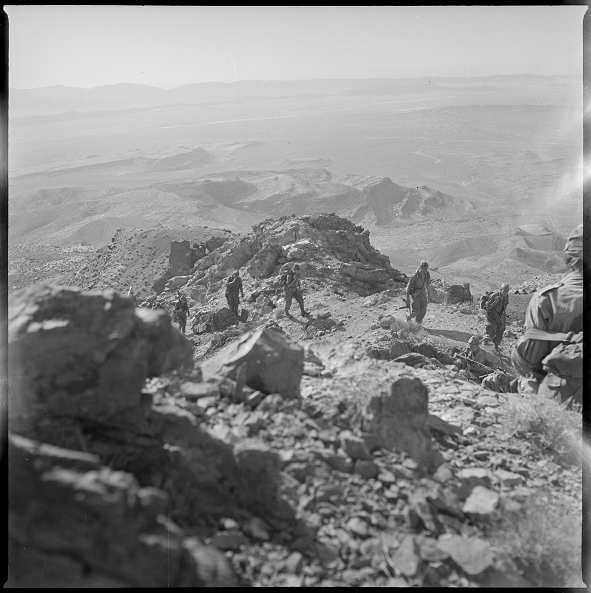 Les éléments du commando Cobra évoluent dans un paysage rocheux au cours d'une opération. (1960)