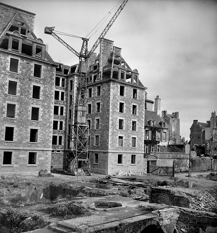 reconstruction immeuble apres la guerre a saint-malo