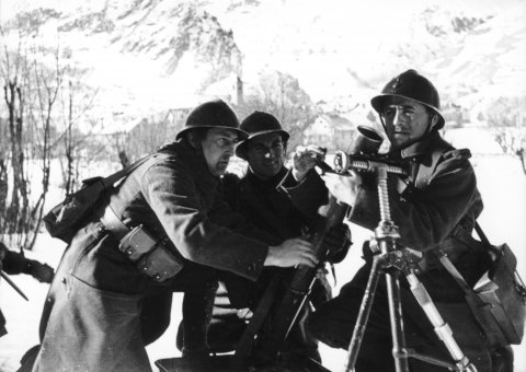 Infanterie alpine en Dauphiné, installation d’un mortier de 81 mm. Source : ECPAD