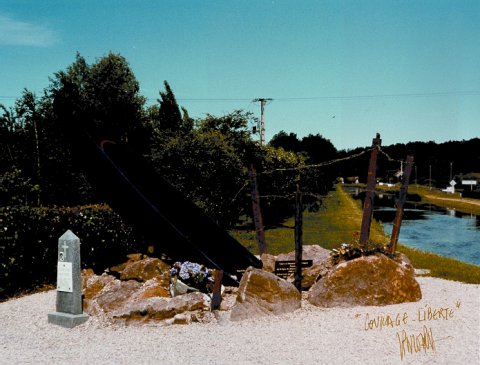 Monument "Courage-Liberté" à la mémoire des passeurs clandestins en zone libre, Thénioux. Source : Photo Jean-Pierre Niogret