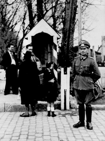 The demarcation line at Chalon. The line was identified in various ways, from sentry boxes...Source: National Résistance Museum - Champigny ... to a simple placard. ... Source: National Résistance Museum - Champigny