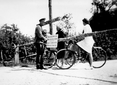 …à la simple pancarte. Sourec : Musée de la Résistance Nationale – Champigny