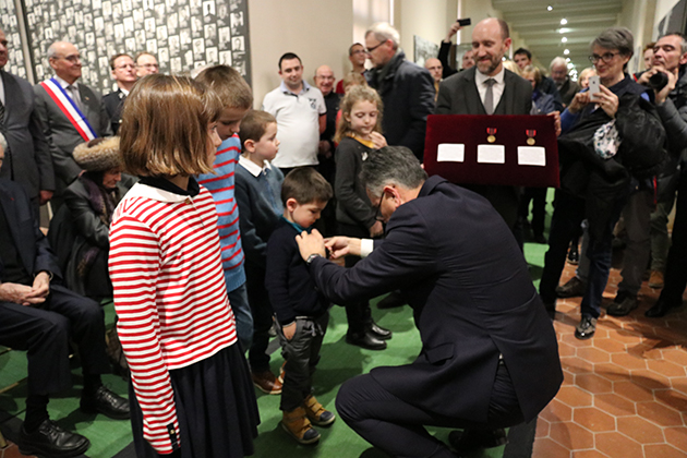Des enfants, dont le petit Evan, reçoivent la médaille de  la résistance attribuée à titre posthume à l’un de leurs aïeuls, le 9 février 2019,  à l’Ordre de la Libération. © Stéphanie Trouillard