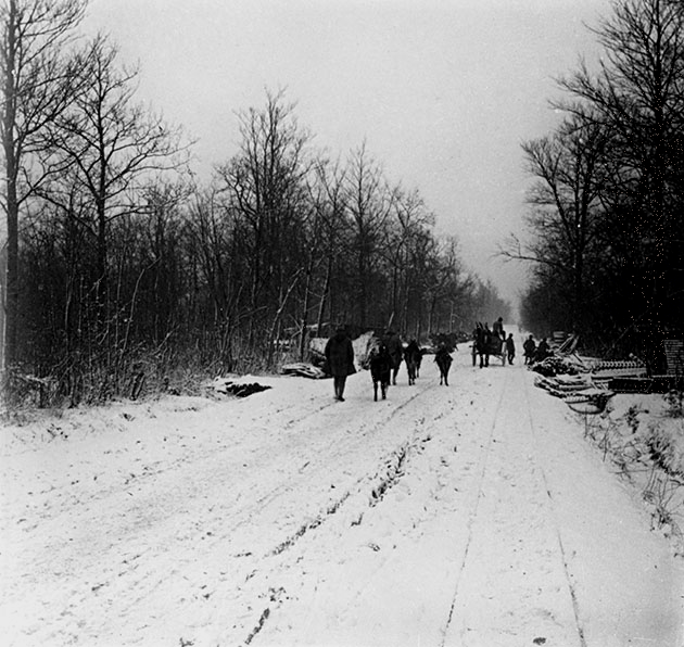 La tranchée de Calonne (Meuse), 1917. Détail d’une vue stéréoscopique prise par le soldat Maurice Létang du 53e régiment d’infanterie. © M. Létang/Roger-Viollet