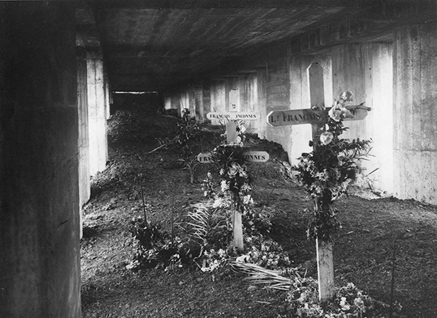 Les tombes des soldatsde la Tranchée des Baïonnettes photographiées durant l’entre-deux-guerres.