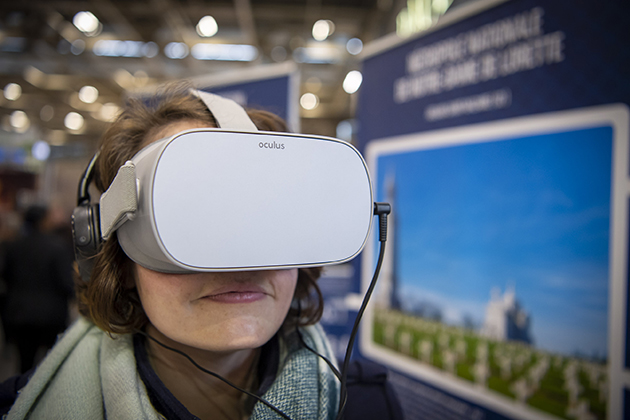 Une jeune femme visite  la prison de Montluc grâce  à la vidéo immersive 360°  au salon mondial du tourisme à Paris, 14 mars 2019.