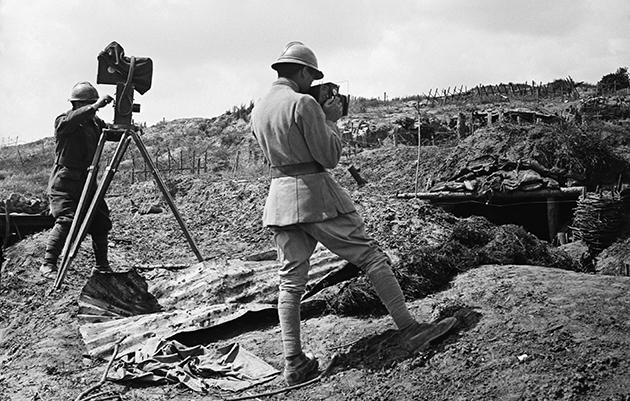 Le caméraman Amédée Eywinger et le photographe Emmanuel Mas de la SPCA lors d?un reportage à Soupir, conquis le 16 avril 1917, premier jour de l?offensive du Chemin des Dames, 30 mai 1917