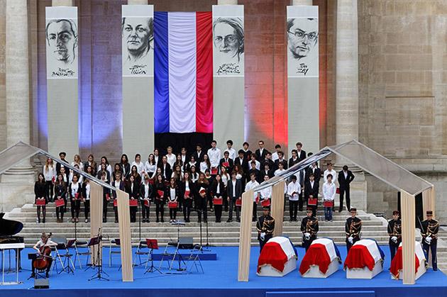 Hommage du monde scolaire la veille de la cérémonie de panthéonisation, le 26 mai 2015