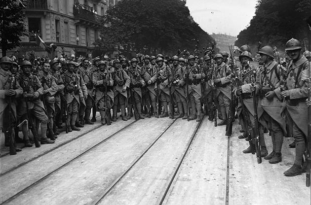 La revue du 14 juillet 1917 à Paris. Les troupes, prêtes pour le défilé