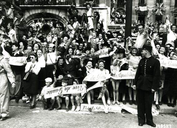 Les Parisiens ovationnant le général de Gaulle sur les Champs Elysées, 26 août.