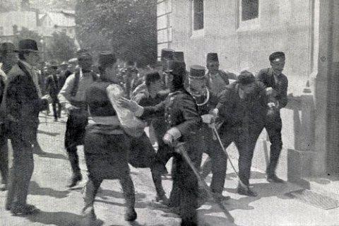 Sarajevo : Prinzip est arrêté après le meurtre de l'Archiduc d'Autriche-Hongrie, François-Ferdinand, le 28 juin 1914.