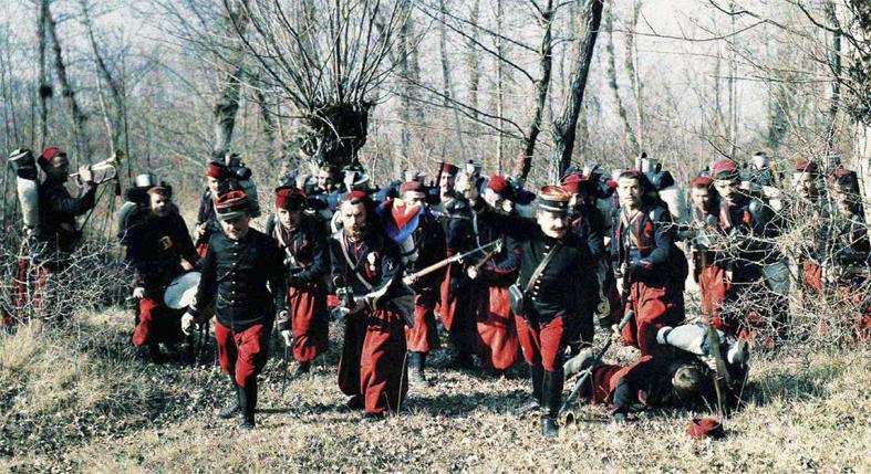 Reproduction d'une attaque par une compagnie de zouaves. © ECPAD/Collection Tournassoud Reproduction d'une attaque par une compagnie de zouaves.