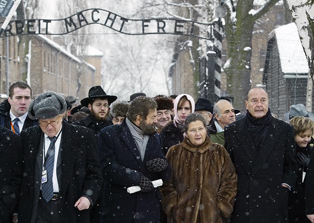Cérémonie européenne du 60e anniversaire de la libération d?Auschwitz : le président de la République, Jacques Chirac, accompagné de Simone Veil, ancienne déportée, et de l?écrivain Marek Halter, 27 janvier 2005
