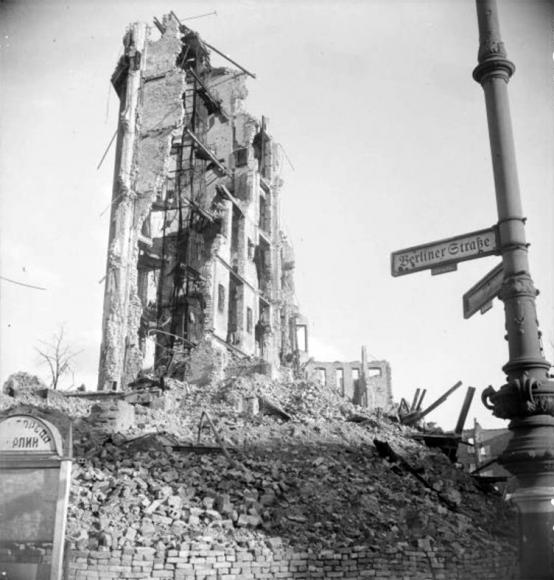 Bâtiment en ruines à Berlin, octobre 1945. © ECPAD/Louis Cadin Bâtiment en ruines à Berlin, octobre 1945.