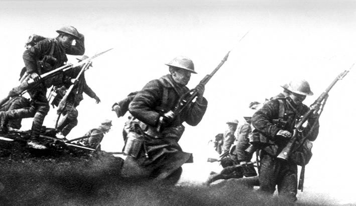 Canadiens donnant l?assaut et quittant les tranchées. Somme, 1916.