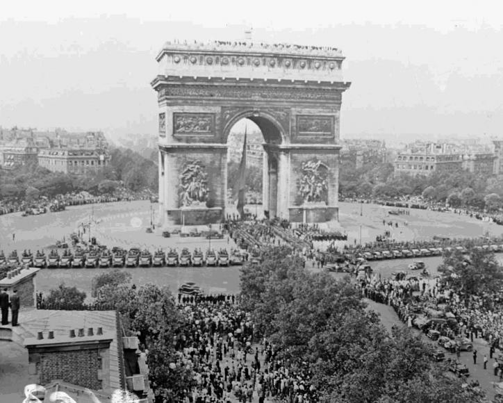 Cérémonie à l'Arc de Triomphe en présence du général de Gaulle, 26 août 1944.
