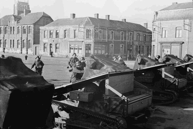 Les défenses de la plage de Boulogne, 5 mai 1945. Afin de contrer efficacement un débarquement des armées alliées, le maréchal Rommel renforce la défense des plages et les inspecte une à une durant l'année 1944.