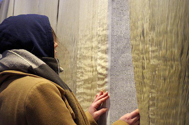 Die Gymnasiasten aus Metz vor dem Buch der Namen in Auschwitz, Februar 2018