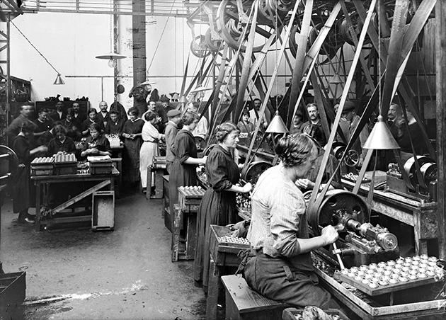 Des ouvrières confectionnent des obus de 75 mm aux usines de la société électrique de Suresnes, juillet 1915
