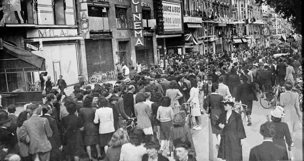 La foule dans Paris libéré, septembre 1944