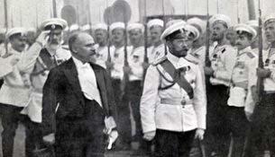 Le tsar et le Président de la République française passent en revue les marins de la garde à Péterhof, en Russie. © L'illustration Le tsar et le Président de la République française passent en revue les marins de la garde à Péterhof, en Russie.