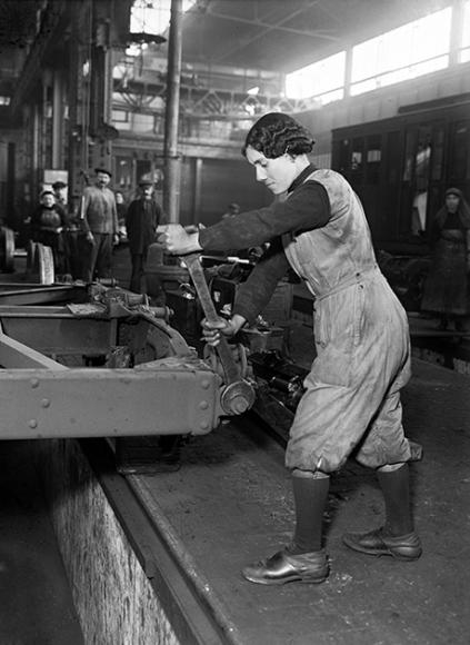 Une ouvrière employée aux ateliers du Métropolitain, 28 mars 1917
