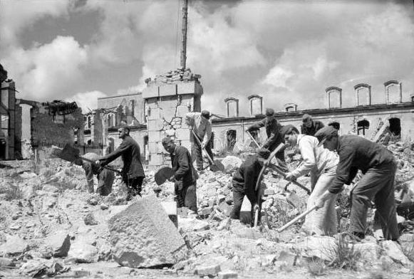 Déblaiement dans les ruines de Lorient, 04 juin 1945. © ECPAD/Jean-Jacques Tourand Déblaiement dans les ruines de Lorient, 04 juin 1945.