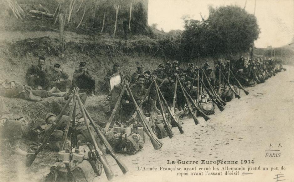 La Guerre Européenne 1914. L'Armée Française ayant cerné les Allemands prend un peu de repos avant l'assaut décisif