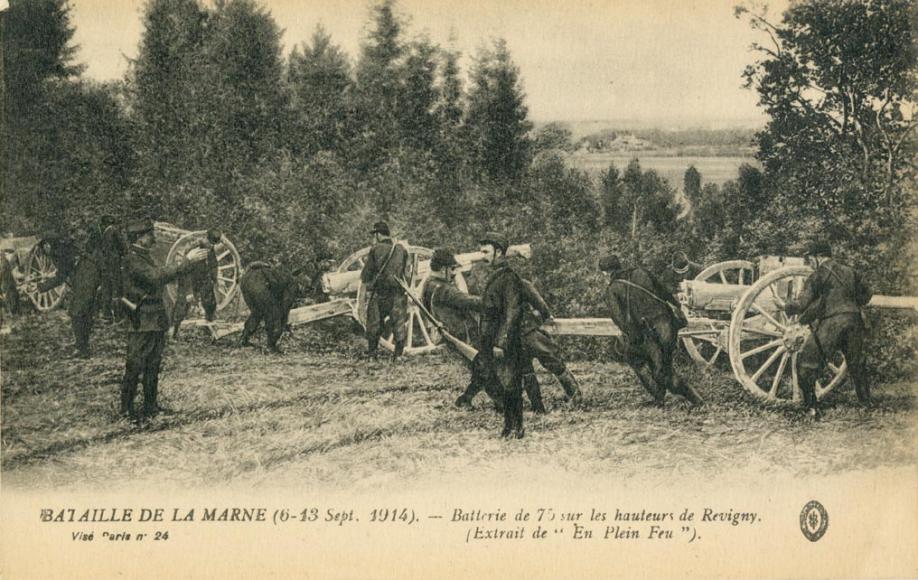 Bataille de la Marne (6-13 Sept. 1914). Batterie de 75 sur les hauteurs de Revigny. (Extrait de En plein feu