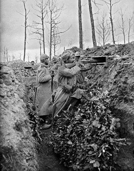 Tranchée de la corniche près de la Chalade (Meuse), 18 juillet 1915.