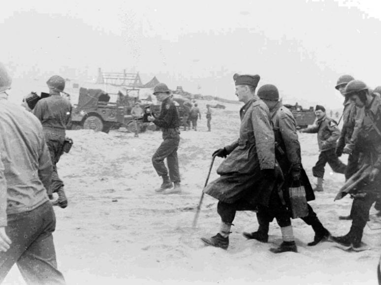 Arrivée du général Leclerc, à la tête de la 2e DB (Division blindée), à Utah Beach le 1er août 1944.