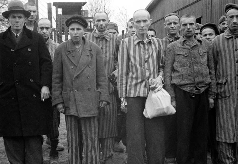 Survivants en attente de leur rappatriement, camp de Vaihingen, avril 1945.