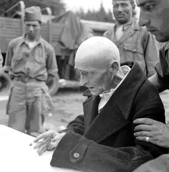 Survivant pris en charge par l'armée française qui recueille ses noms, âge et lieu de naissance avant le transfert vers un hôpital ou le rapatriement vers la France, camp de Vaihingen, avril 1945.