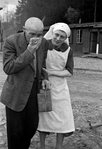 Premiers secours aux survivants du camp de Vaihingen, avril 1945. © ECPAD/Germaine Kanova Premiers secours aux survivants du camp de Vaihingen, avril 1945.