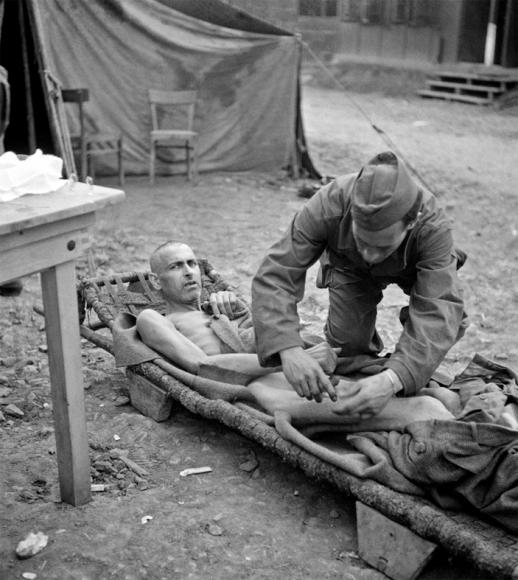 Premiers secours, camp de Vaihingen, avril 1945. © ECPAD/Germaine Kanova Premiers secours, camp de Vaihingen, avril 1945.