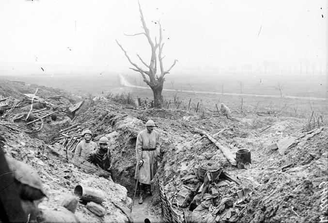Soldats dans les tranchées au lieu-dit le Monument, près de Vacherauville, après l’offensive du 15 décembre 1916. - © ECPAD / Albert Samama-Chikli