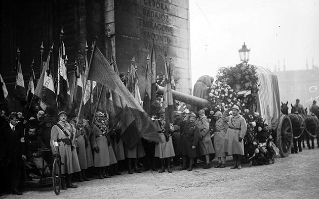 Le cercueil du Soldat inconnu hissé sur un canon de 155 sous l’Arc de Triomphe lors des cérémonies du 11 novembre 1920 à Paris