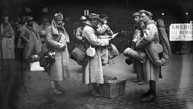 Retour des démobilisés à la gare de l'Est, 1er février 1919. Photographie parue dans le journal Excelsior du dimanche 2 février 1919