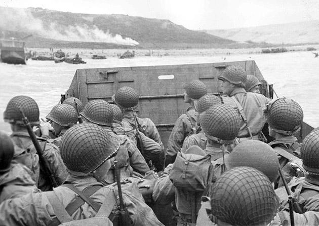 Soldats américains approchant de la plage d'Omaha Beach, 6 juin 1944. © Archives de la Manche/conseil dép. (13Num-74)