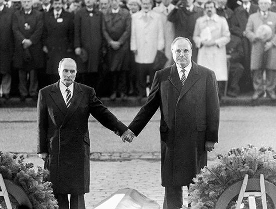 Le président François Mitterand et le chancelier Helmut Kohl se tenant la main devant l'ossuaire de Douaumont lors d'une cérémonie de réconciliation, 22 septembre 1984