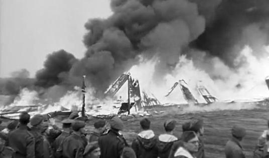 Le camp de Bergen-Belsen est détruit par le feu