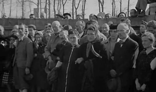 Civils allemands visitant le camp de concentration de Buchenwald après sa libération