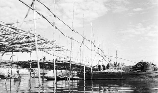 La Marine au Cambodge : patrouille de surveillance des Lacs sur le Grand Lac (Tonlé Sap) et vie quotidienne