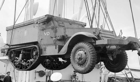 Livraison de matériel américain sur les docks du port de Saïgon