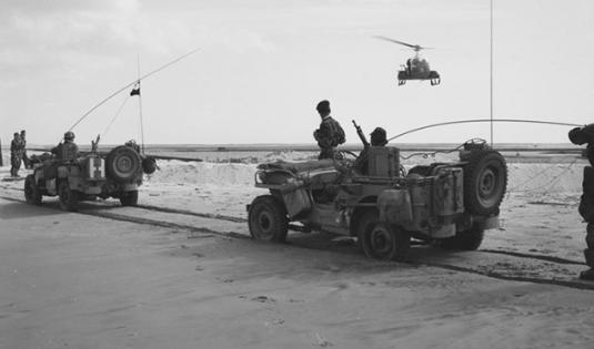 Lors de l’expédition de Suez, le 2e RPC effectue une reconnaissance en jeep sur une plage près de Port-Saïd