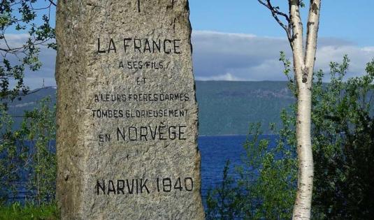 Une stèle au bord d'un fjord...