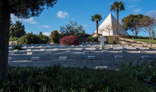 Eine Pyramide auf der Kriegsgräberstätte von Saint-Mandrier sur Mer 